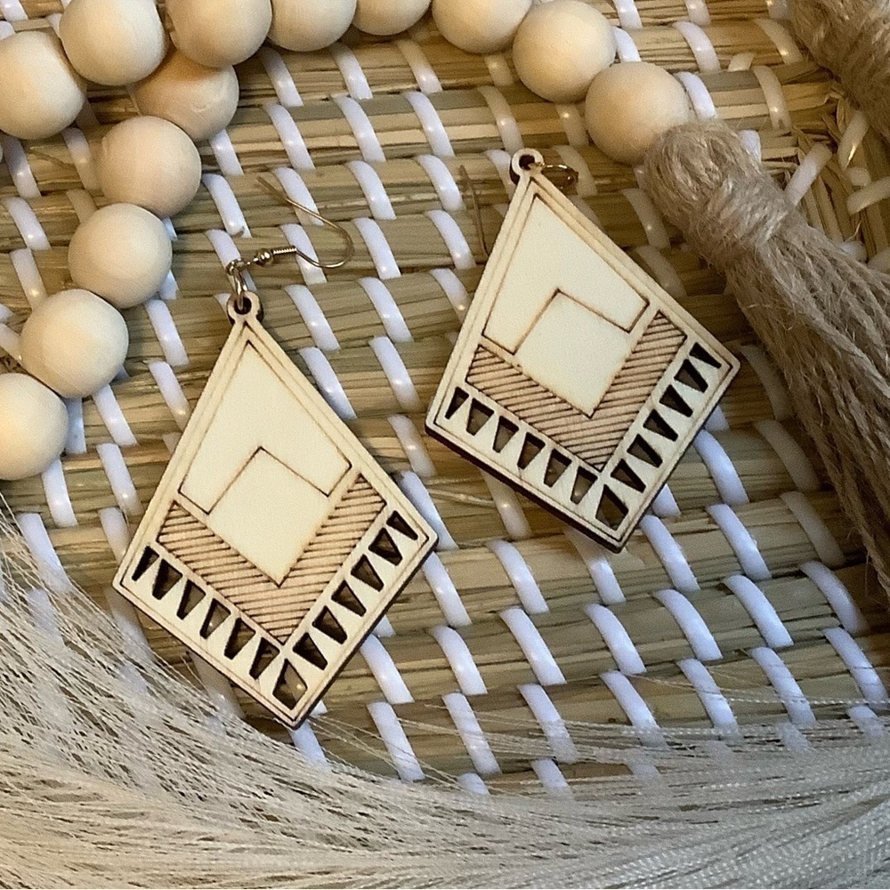 ⛰️NWT⛰️ Natural Wood Finish Diamond Shape Earrings - Wooden with cut out